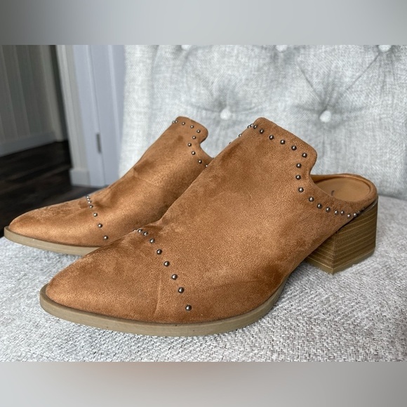 Universal Thread Women’s Cognac Faux Leather Point Toe Mules Size 7 Studded - Picture 1 of 4